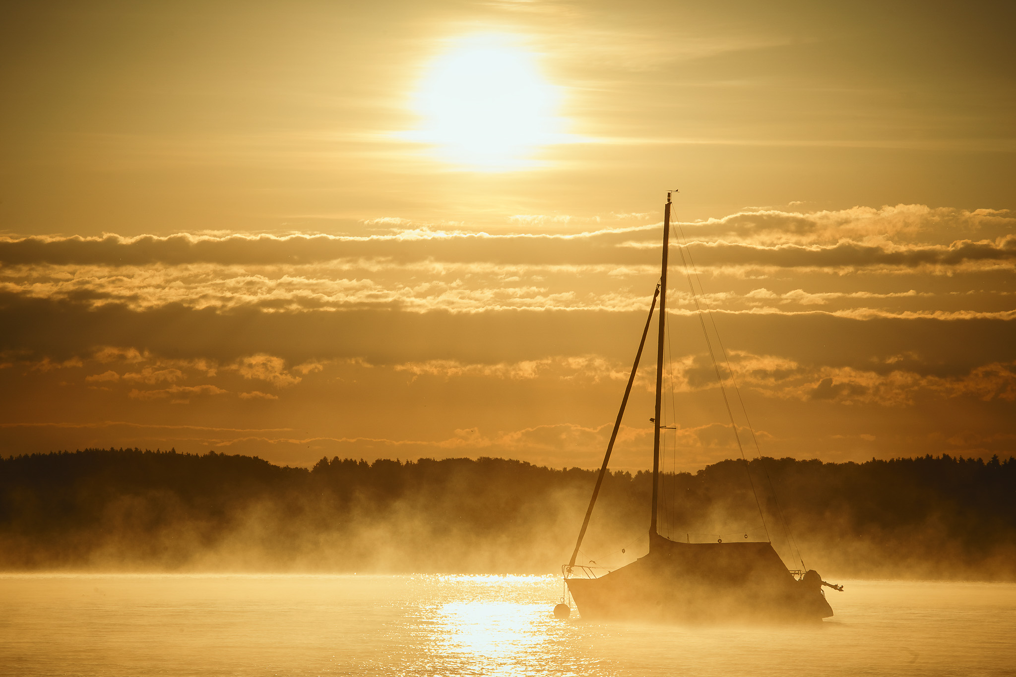 Guten Morgen. Sonnenaufgang über dem Fischerboot. Heute soll ein schöner Tag sein. Dann hoffen wir doch das beste und freuen uns schon auf das Wochenende.  Schönen Tag! #Chiemsee #Chiemgau #Sonnenaufgang #Bayern #Bayerischemeer #Ruhpolding #Malerwinkel #Boot #Schiff #baumgartnermarkusfotografie #mbfotografie